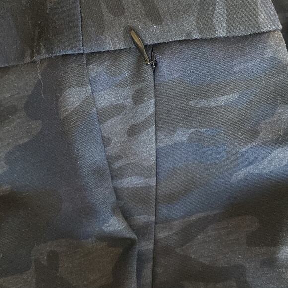 $197 Peace of Cloth NY Knit Slim Crop Navy Camo PANT 117P152 Size 8 EUC - Picture 9 of 9